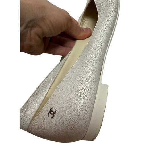 CHANEL 2014 White Distressed Leather Pointed Toe Ballet Flats Sz. 38 (US 7-7.5) - Picture 6 of 12